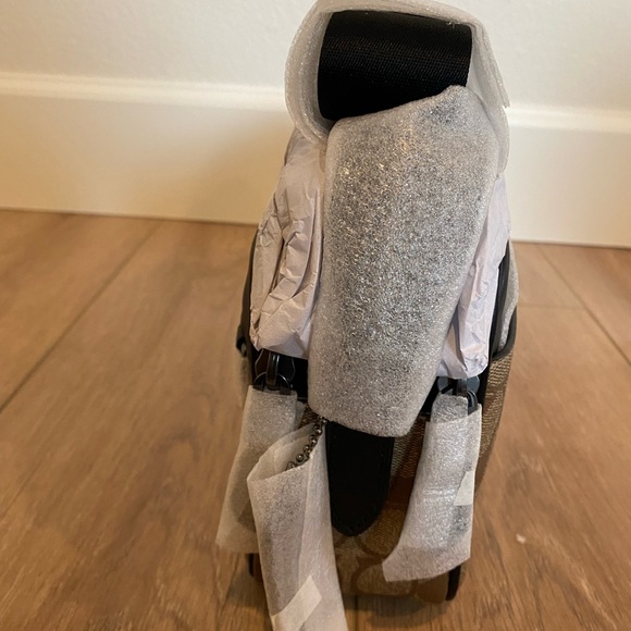 GRAHAM CROSSBODY IN SIGNATURE CANVAS (COACH C4149)
QB/KHAKI
COACH STYLE # C4149 - Picture 4 of 9